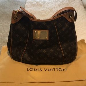 Like new Louis Vuitton galleria pm m56382.